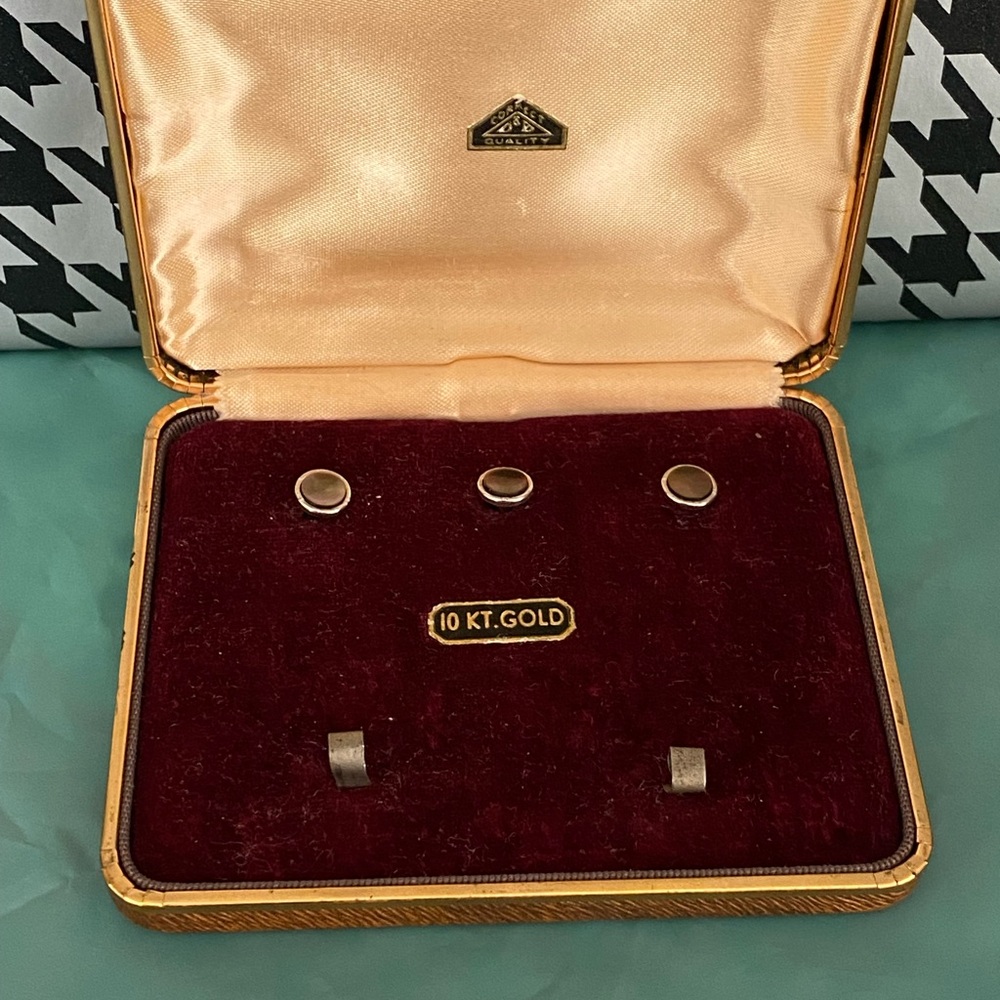 Solid 10k gold 3p/c round abalone cuff links. Marked: 10k in excellent condition